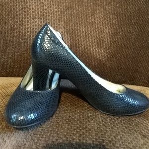 Black shiny pumps size 7 Andrew Geller NWT